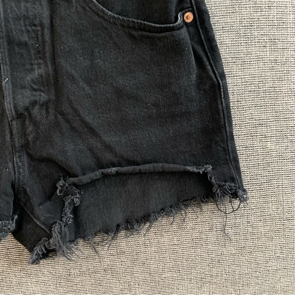 Levi’s 501 Faded Black Distressed Frayed Hem Shorts size 27 Cotton Button Fly - Picture 3 of 9